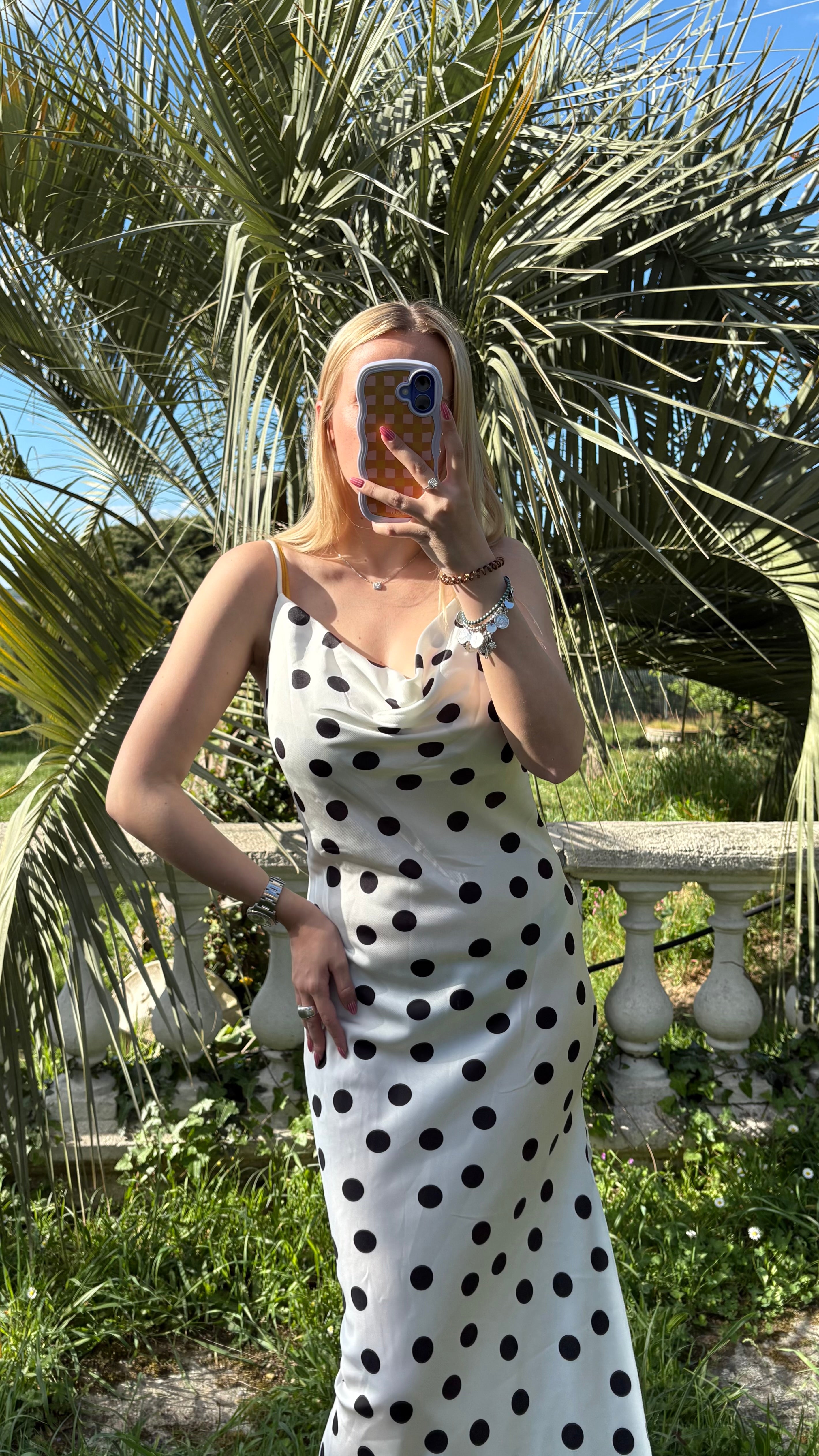 Robe satinée à pois blanche