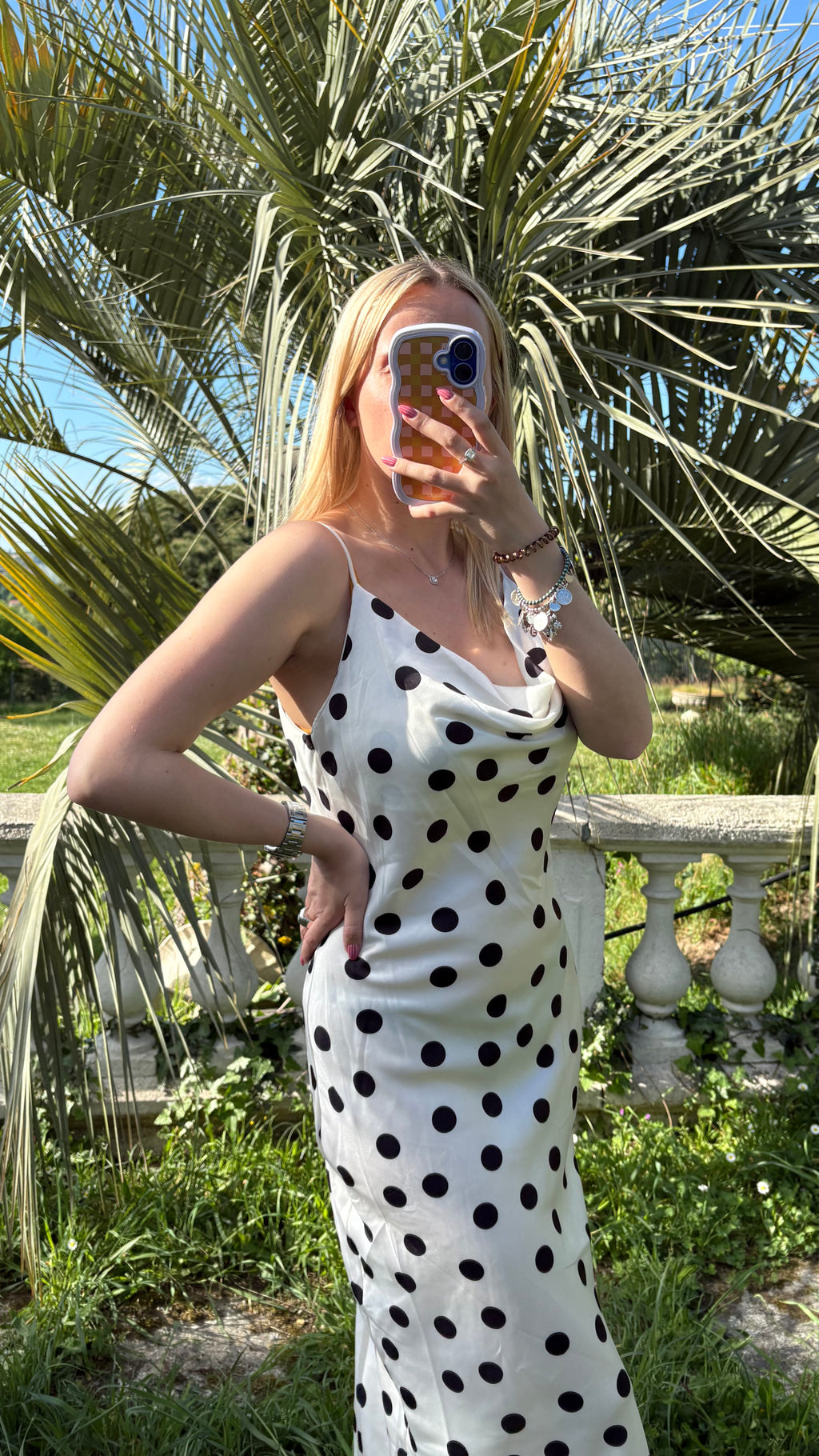 Robe satinée à pois blanche