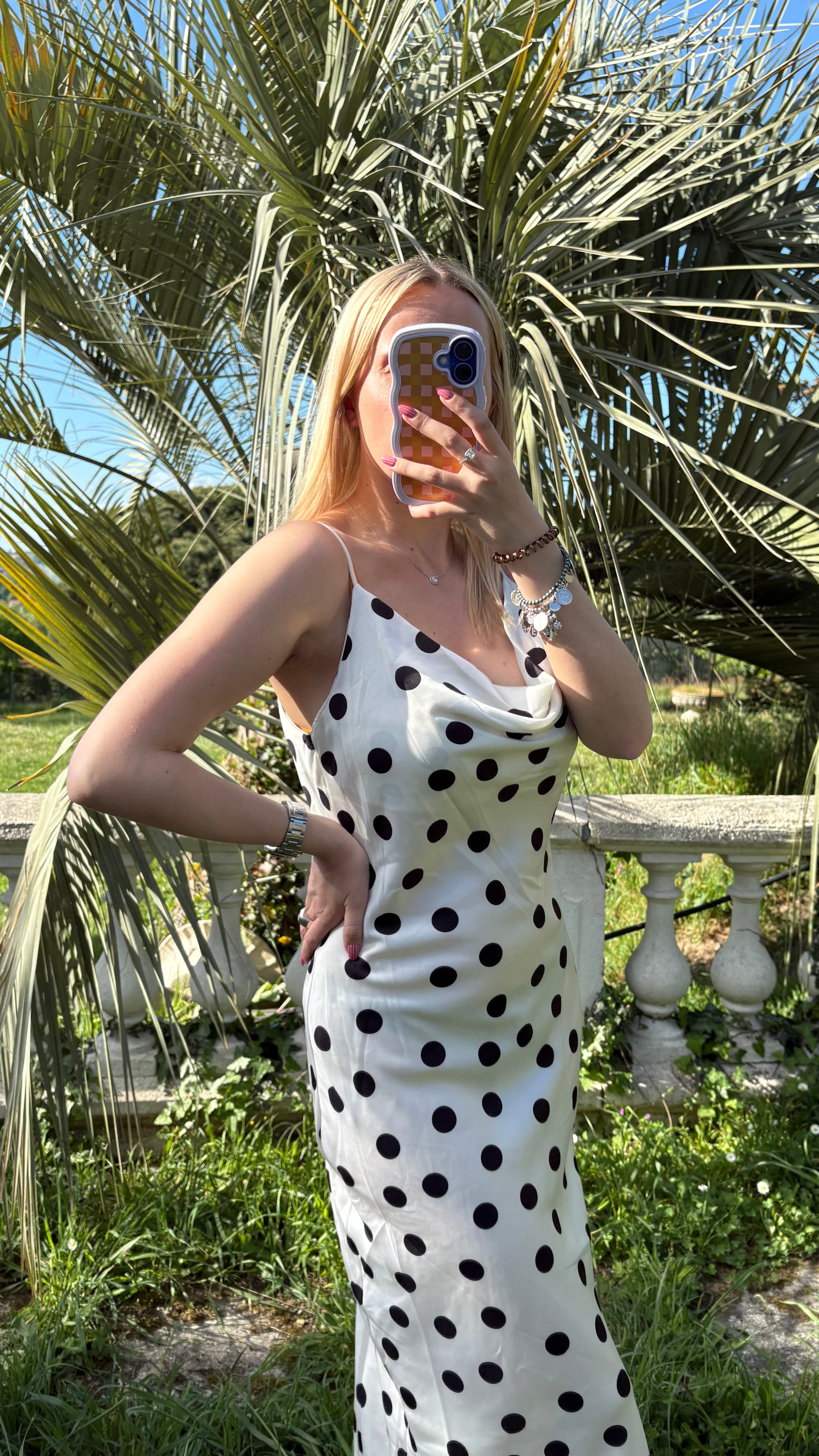 Robe satinée à pois blanche