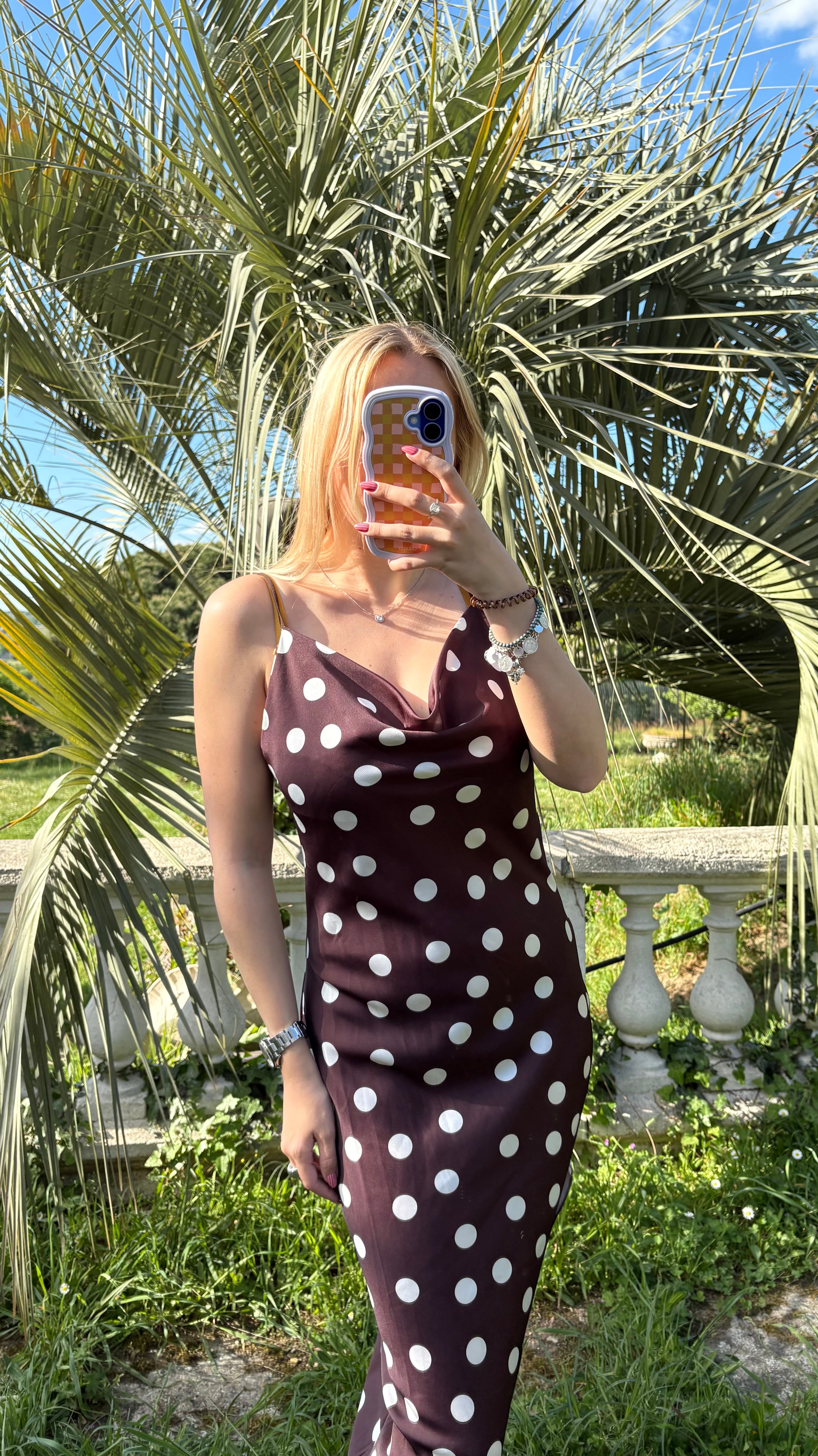 Robe satinée à pois marron