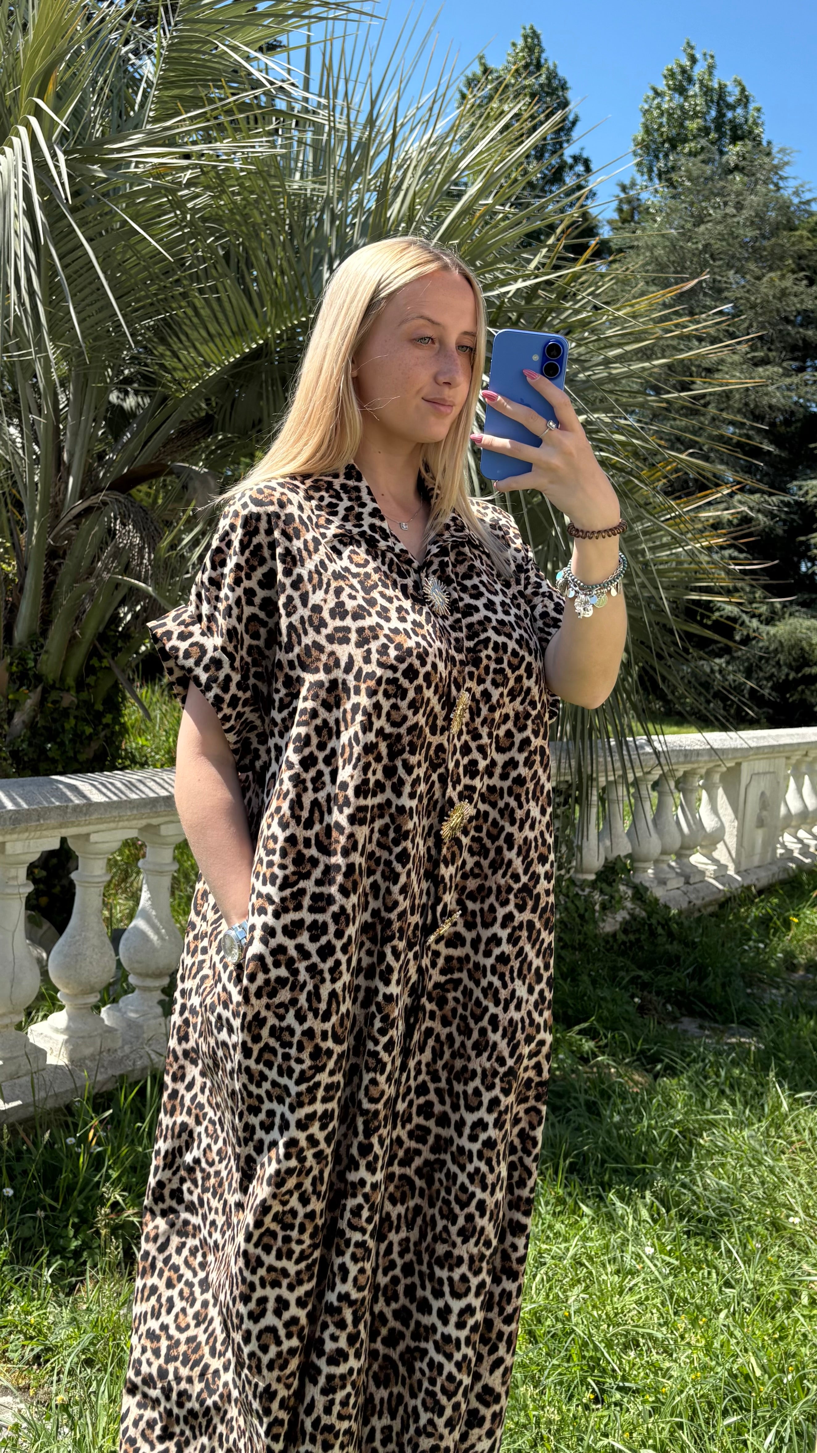 Chemise longue léopard boutonnée avec 4 épingles soleil