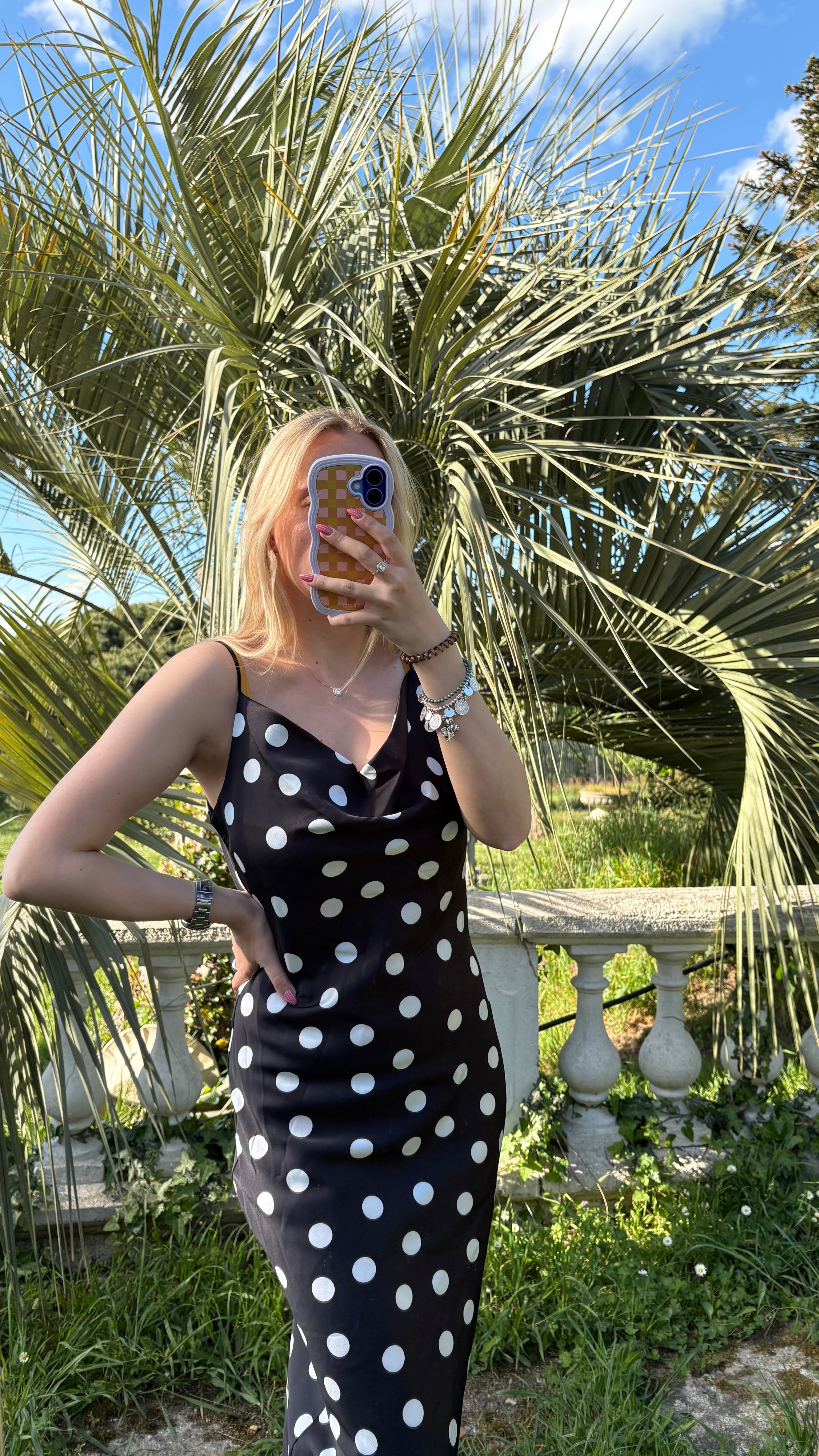 Robe satinée à pois noire